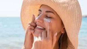 استفاده از کرم ضد آفتاب بعد از لیزر در فضای باز و بویژه ساحل دریا ضروری است